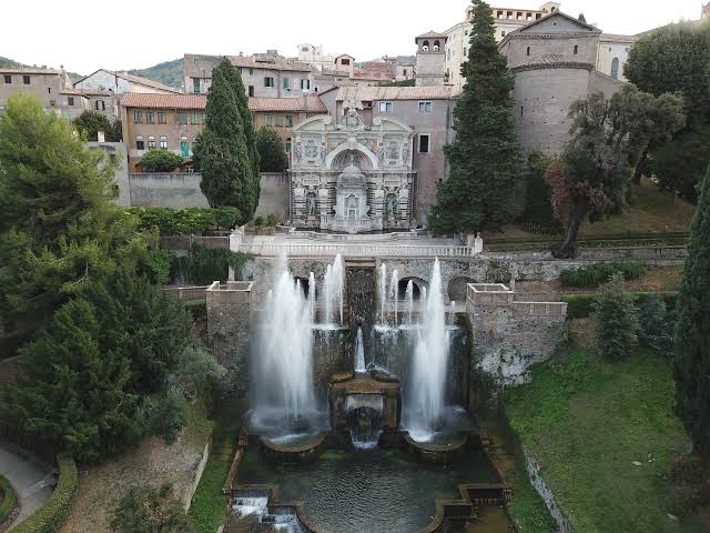 Neptunfontænens vandstråler i fuld aktivitet sidst på eftermiddagen i Villa d'Este