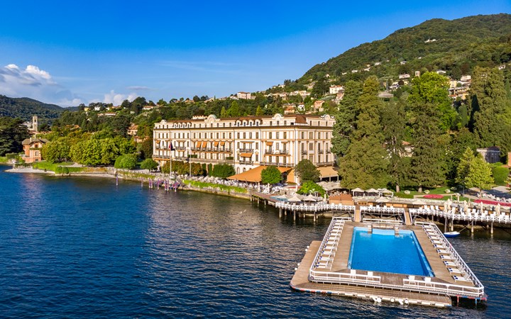 L'hotel Villa d'Este di Cernobbio sul Lago di Como con la piscina galleggiante sul lago